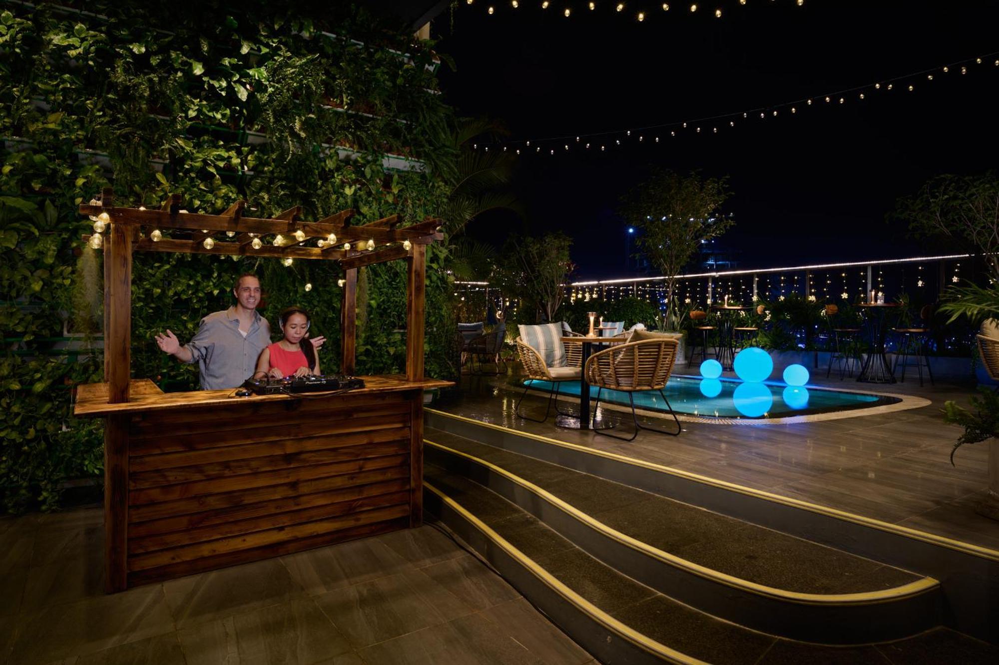The Peninsula Phnom Penh Hotel Exterior photo